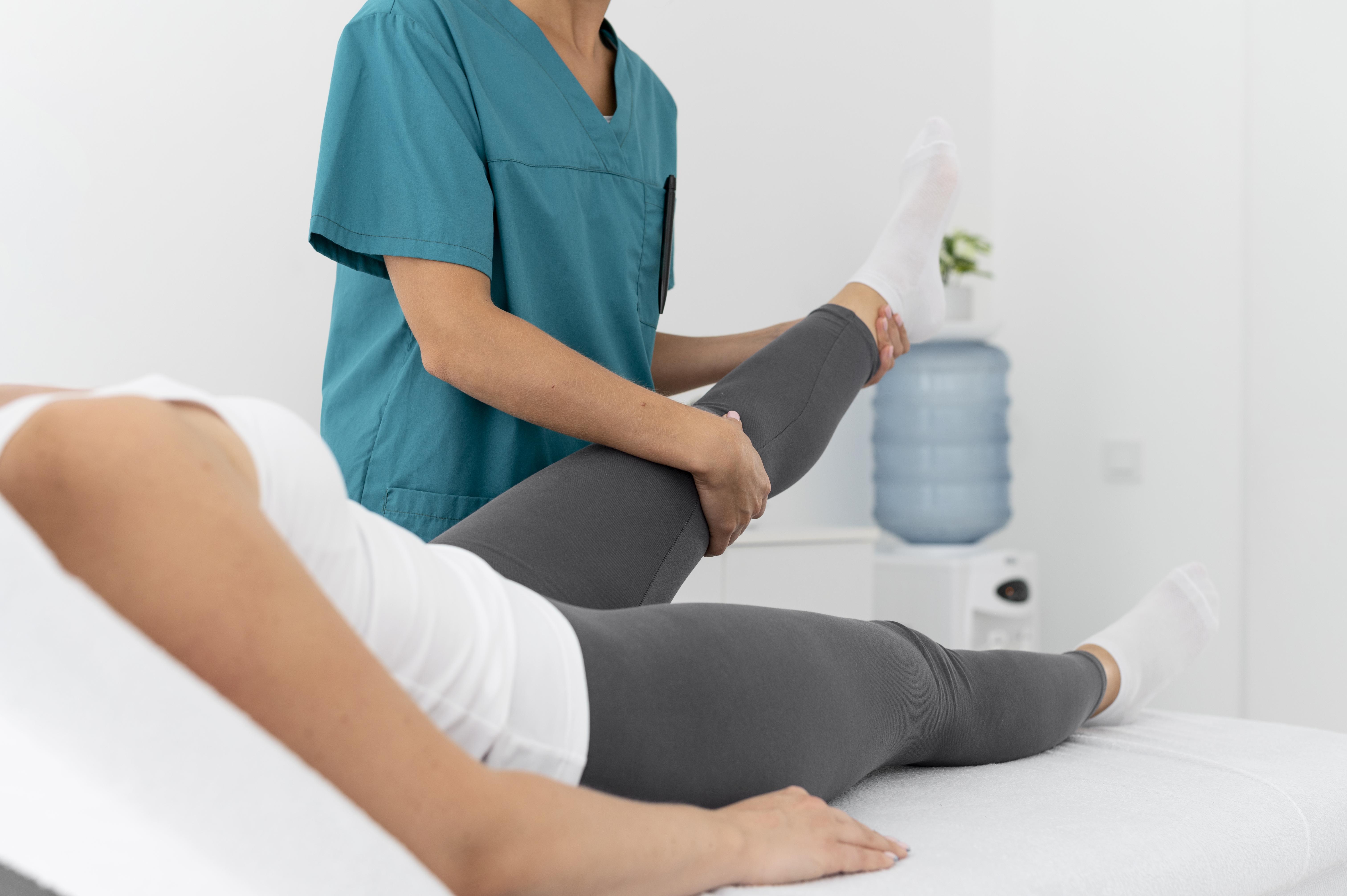 https://artrocare.es/wp-content/uploads/2023/07/mujer-que-tiene-sesion-fisioterapia-clinica.jpg